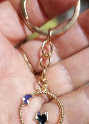 Брелок на ключі метал емаль кішка кіт чорний і місяць синя