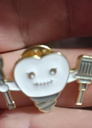 Брошь значок пин зуб белый в руках зубная щетка и паста металл стоматолог