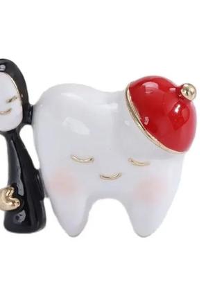 Медицинская брошь брошка зуб зубик  металл белая эмаль стоматолог красная шапочка