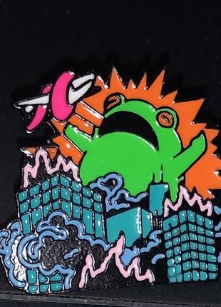 Брошь брошка значок пин металлическая зеленый огромная жаба лягушка монстр комиксы