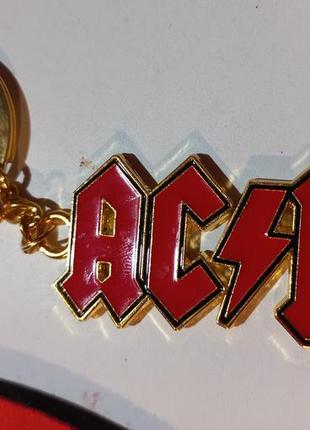 Брелок золотистый металл эмаль рок группа эйси диси ac/dc ac dc