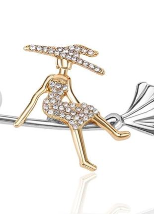 Брошка брошка дівчина капелюха чаклунства летить на мітлі перлів каміння золотиста