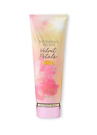 Парфумований зволожуючий лосьйон для тіла victoria's secret velvet petals sol 236 ml