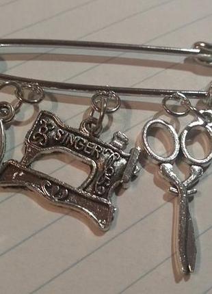Швейная машинка зингер нитки булавка значок брошь брошка серебристый металл подарок швее