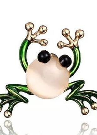 Блискуча жаба зеленої сріблястої камішки
