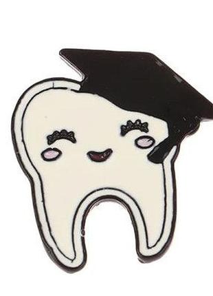 Брошь брошка пин значок зуб выпускник магистр бакалавр металл эмаль