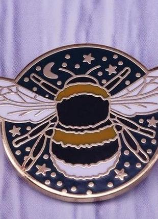 Круглая брошь брошка значок пин пчела оса шмель желтая металл эмаль в полете