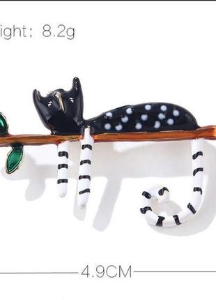 Брошь брошка значок черный кот кошка котенок лежит на ветке дерева