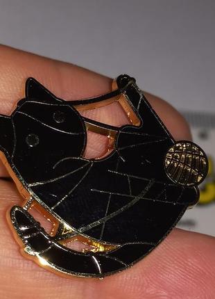 Брошь брошка пин значок металл черный кот кошка запутался в нитках клубок4 фото