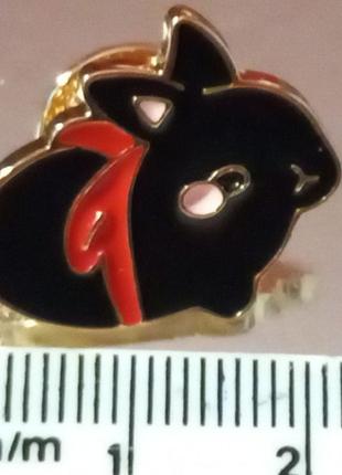 Брошь брошка пин значок металл эмаль чёрный кролик заяц на шее-косынка красная1 фото