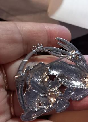 Об'ємна брошка сріблястий метал дві жаби кохання4 фото