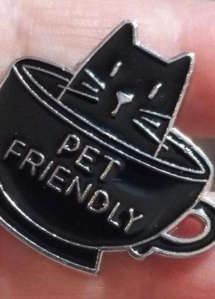Брошка пін піктограма чорний кіт в чашці pet friendly