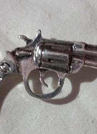 Брошка брошка значок зброя пістолет револьвер сріблястий метал