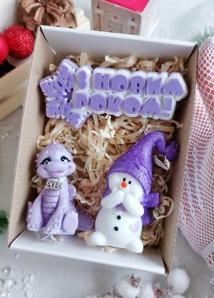 Новорічний  подарунковий  набір мила  і свічка  з символом року  дракончиком.1 фото