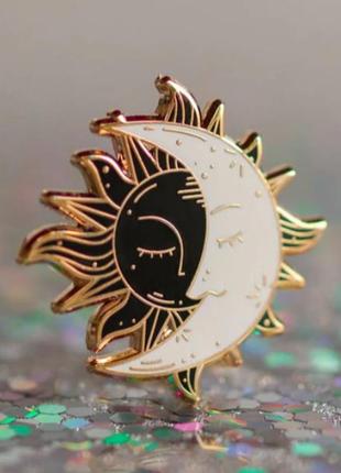 Брошь брошка пин значок солнце солнышко луна месяц золотистый металл и эмаль