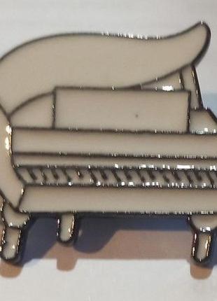 Брошка брошка значок пін біле фортеп'яно піаніно метал біла емаль