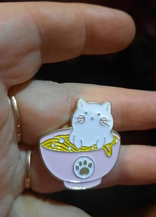 Брошка-чорниця значок пін білий кіт лапка в різовому чашке