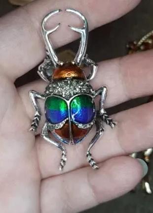 Брошка брошка значок металевий об'ємний різнобарвний жук олень комаха
