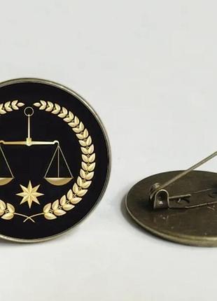 Круглая брошь брошка судье весы правосудия фемида металл и стекло юрист
