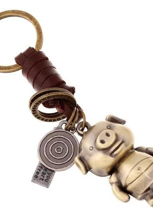 Брелок свинка поросенок свинья обьемная фигурка металл цвет под бронзу оплетка