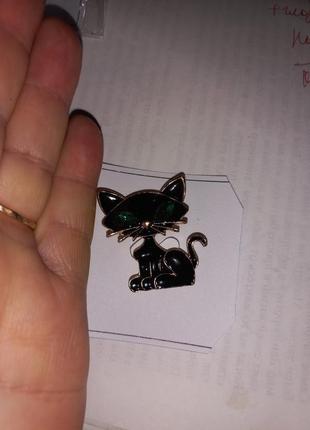 Брошка брошка значок золотистий метал чорний кіт, зелені очі, сидить4 фото