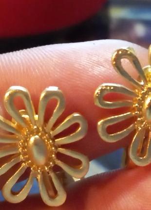 Клипсы серьги сережки (без прокола) золотистый матовый металл пр-во корея цветок типа ромашки