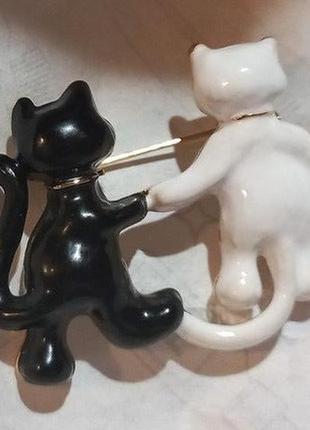 Брошь брошка кот и кошка парочка держатся за лапку черный и белый  металл качество супер эмаль