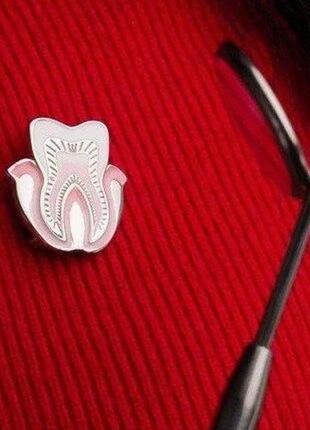 Медицинская брошь брошка значок пин имплант зуб зубик золотистый металл подарок стоматологу