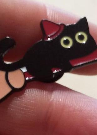 Брошка-брешка значок пін метал емаль чорний кіт на мітлі в зірочках