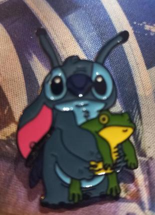 Брошка брошь пин значок металл stitch стич пришелец инопланетянин монстр с лягушкой жаба