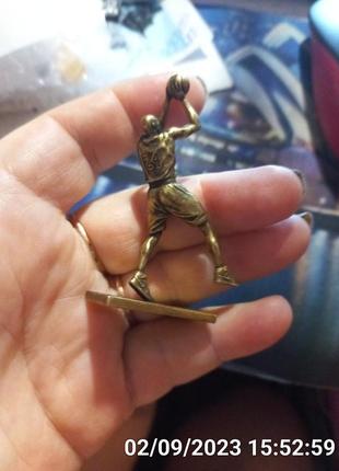 Фігурка статуетка латунна метал латунь латунь латунна баскетбольний баскетболіст м'яч6 фото