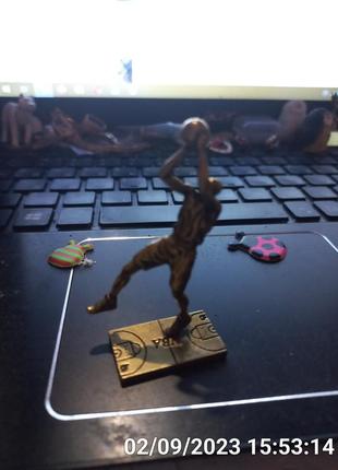 Фігурка статуетка латунна метал латунь латунь латунна баскетбольний баскетболіст м'яч5 фото