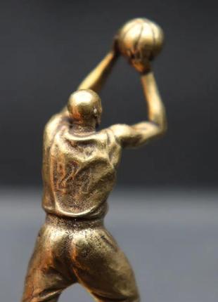 Фігурка статуетка латунна метал латунь латунь латунна баскетбольний баскетболіст м'яч10 фото