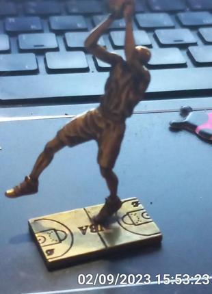 Фігурка статуетка латунна метал латунь латунь латунна баскетбольний баскетболіст м'яч4 фото