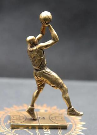 Фігурка статуетка латунна метал латунь латунь латунна баскетбольний баскетболіст м'яч9 фото