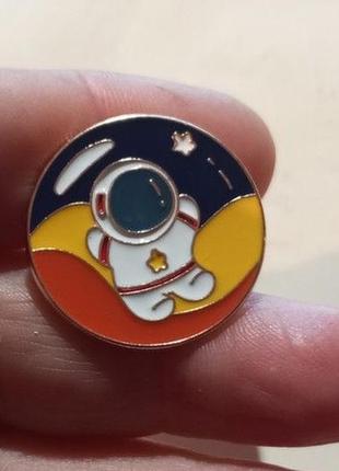 Кругла брошка-кишенька значок пінс-металент астронавт космос space