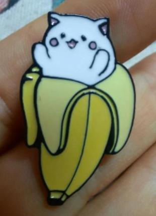 Брошь брошка значок белый кот кошка кошеня металл пин эмаль в банане