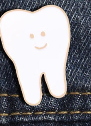 Блискуча піктограма пін зуби білий новий метал на кнопці стоматолога