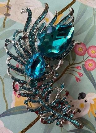 Крупная брошь брошка металл бирюзовые камни сверкают серебристый металл красиво очень