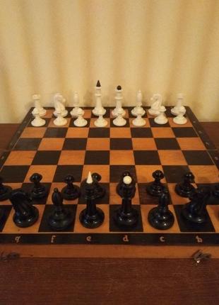 Шахматы бакелит с деревянной доской-40х40 см советских времен.