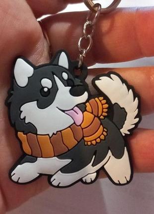 Брелок на ключі порода собака гума лайка хаскі маламут веселий у шарфику