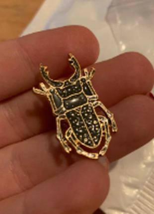 Брошь брошка значок металлический темно серый жук олень насекомое