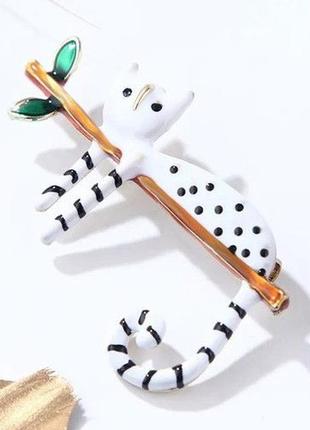 Брошка брошка значок білий кіт кошеня лежить на вітті