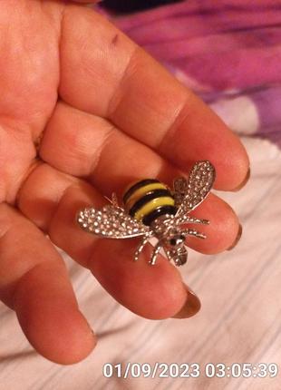 Брошь брошка значок пчела пчелка оса обьемная металл толстая попка полосатая