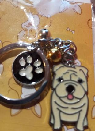 Брелок на ключі метал собака пес порода бежевий бульдог або стаф лапка