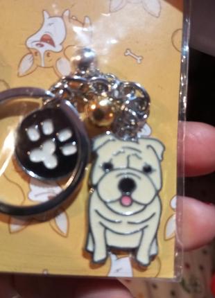 Брелок на ключи металл собака пес порода бежевый бульдог или стафф лапка3 фото