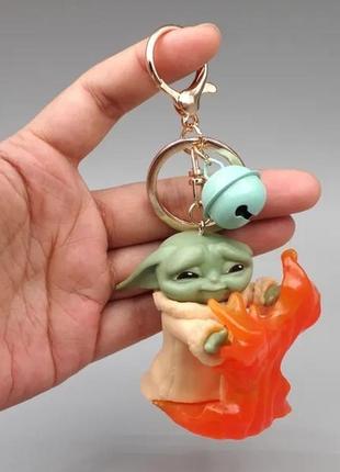 Брелок щільна гума бейбі йода baby yoda малюк йода та вогонь