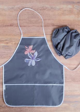 Фартук с нарукавниками детский - для трудов, рисования, кухни, с вышивкой - цветок, цвет серый6 фото