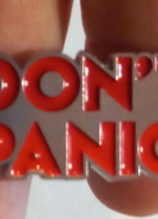 Брошка-брак значок пін don't panic не панікуй метал сріблястий червона емаль1 фото