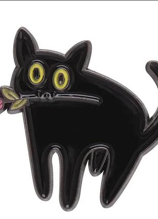 Брошь брошка пин значок черный кот кошка металл эмаль держит розу